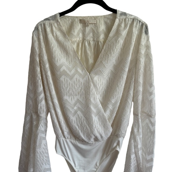 WAYF White & Gold Textured Metallic Bell Sleeve Bodysuit, Size XS - Picture 3 of 8